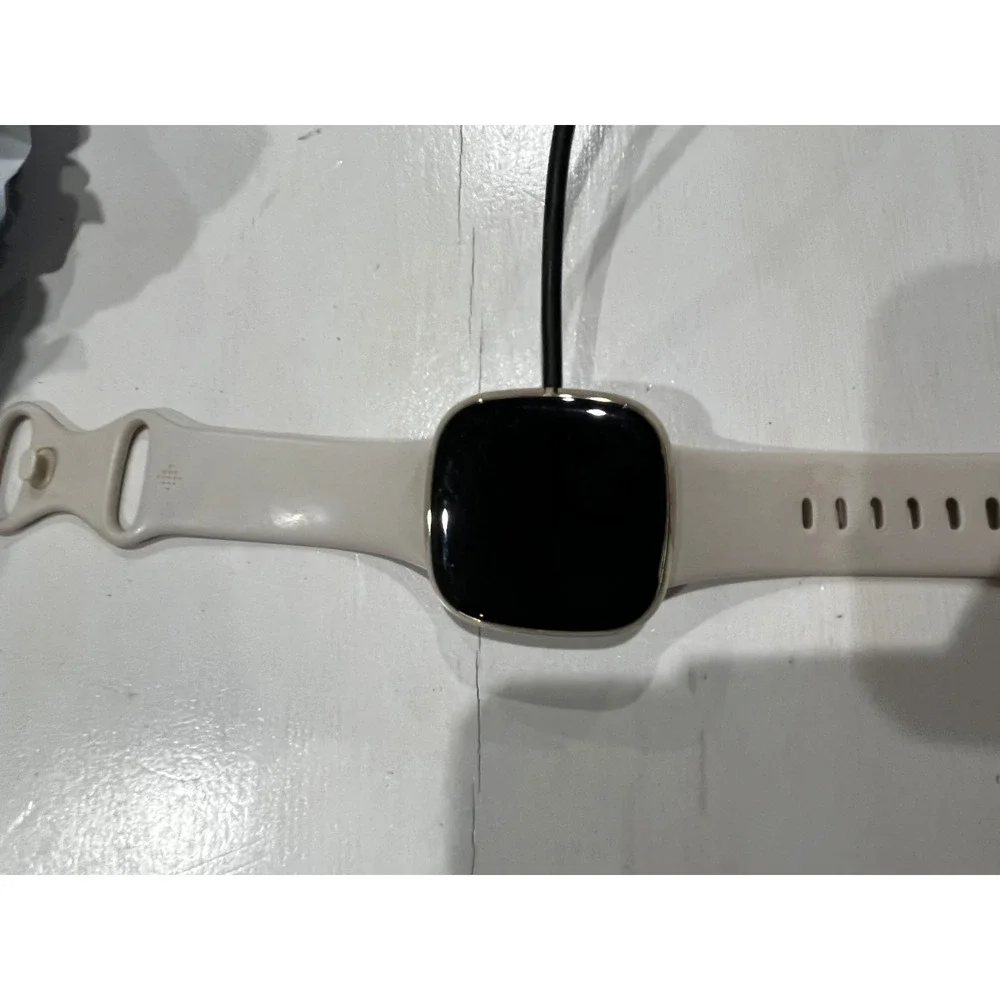 Fitbit Smartwatch GPS Heart Rate Beige‎ Band and charger